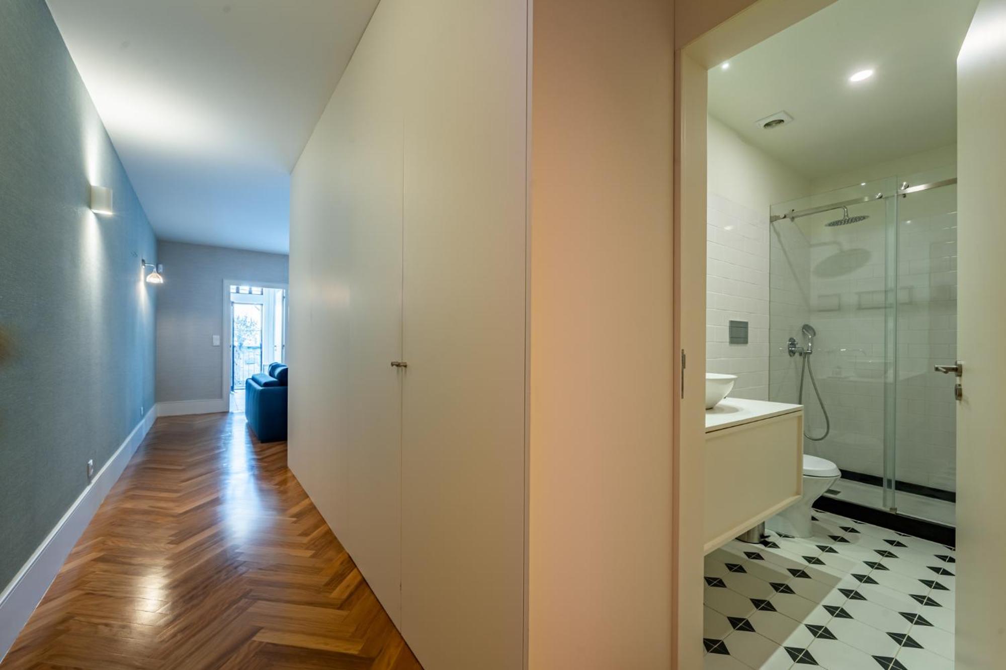 Intimate Downtown With Terrace - D *